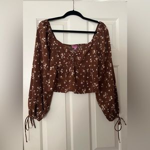 NWOT Francesca’s Collection Beautiful Cropped Blouse w/Flowing Sleeves.